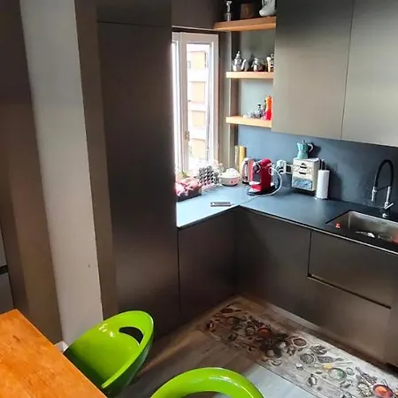 Lido: Modern 2-bedroom With Gourmet Kitchen Apartment
