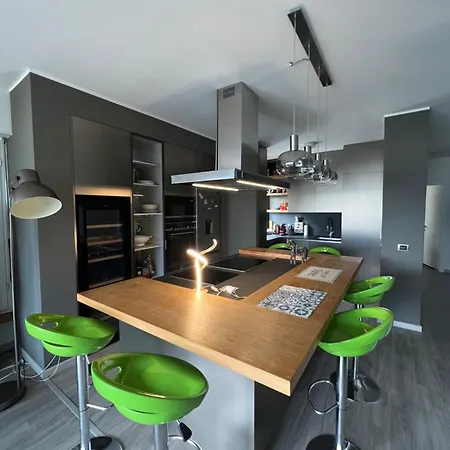 Lido: Modern 2-bedroom With Gourmet Kitchen